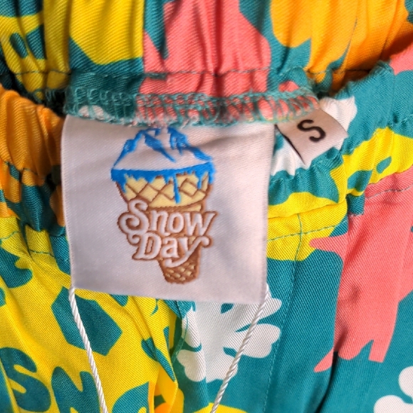 SNOWDAY Snowflake Shorts - Picture 2 of 4